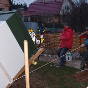 Опускание на дно котлована требует слаженных действий